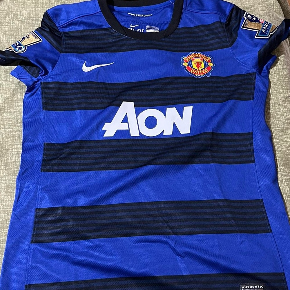 Sports shirt. Size medium unisex